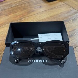 CHANEL Elegant Black Sunglasses
